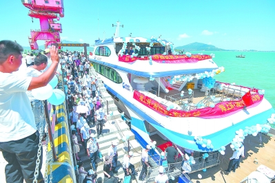 “海壇2號”海上觀光游輪今年6月開航后，成為平潭國際旅游島新熱點(diǎn)。江信恒 攝.jpg