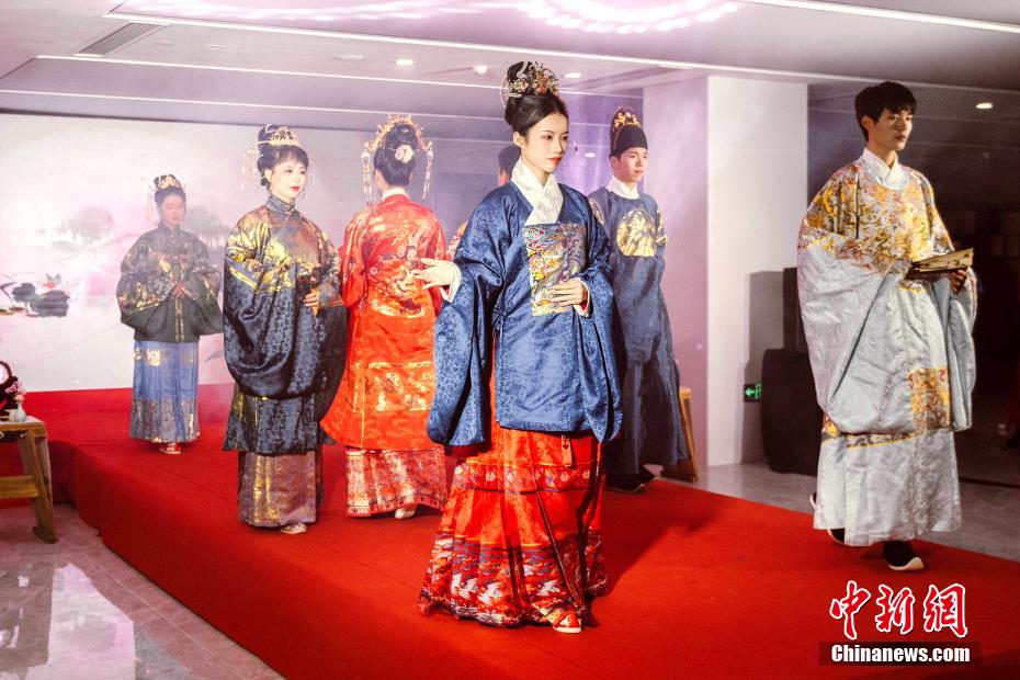 兩岸青年在福建平潭穿漢服、畫燈籠迎新春