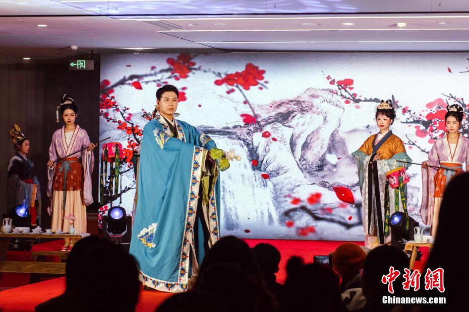 兩岸青年在福建平潭穿漢服、畫燈籠迎新春