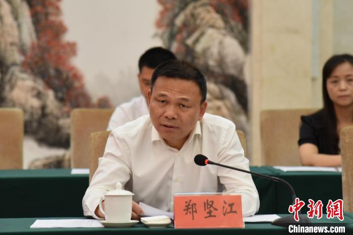 全國(guó)人大代表鄭堅(jiān)江：關(guān)注“老幼”未來(lái)生活通過(guò)稅收手段鼓勵(lì)生育