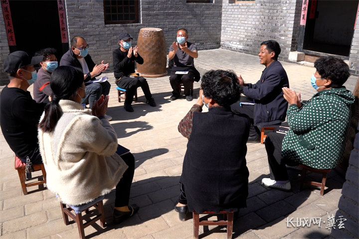 邯鄲市峰峰礦區(qū)山底村黨員干部群眾學(xué)習(xí)黨的二十大報(bào)告。長城網(wǎng)·冀云客戶端 記者 孟維侖 攝