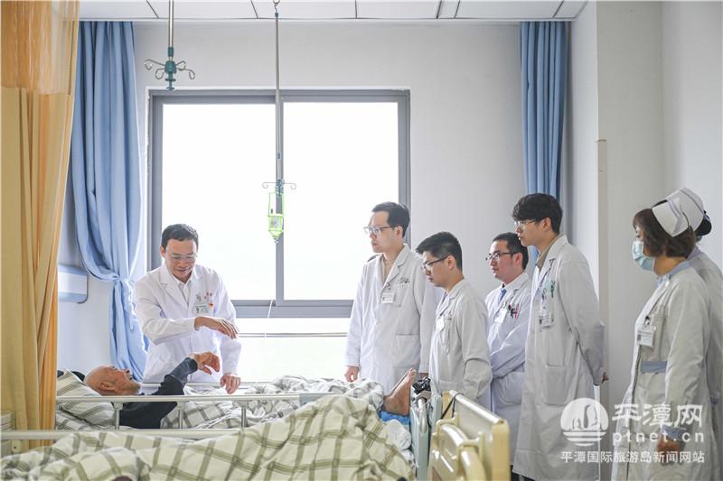 陳春美（左一）正在查房詢(xún)問(wèn)病人身體情況(2132233)-20231221104712.jpg